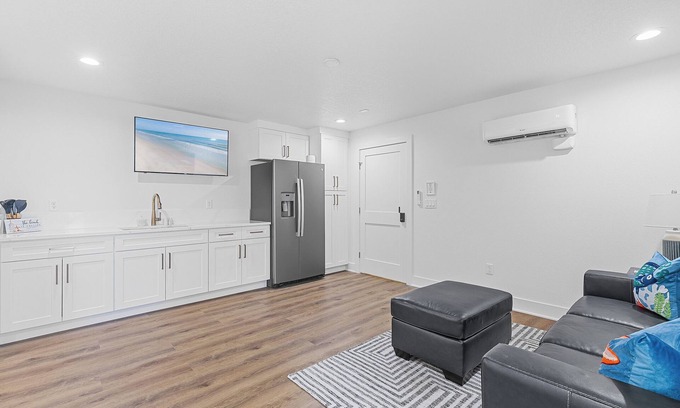 New Smyrna Beach House | π Flip Flop North Studio | Dog Friendly, 400 Ft to Beach + King Bed