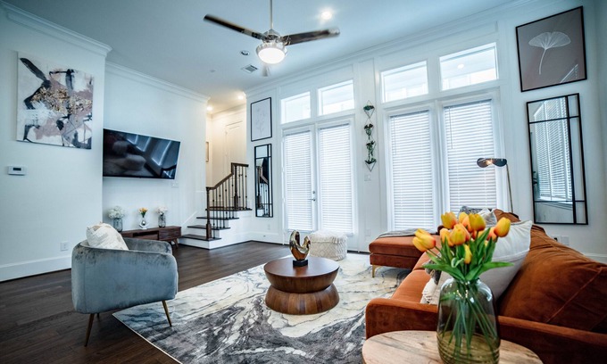 Willow Meadows/Willowbend Area House | FLORAL and FINE Arts Home in Med/CTR & NRG STAD!
