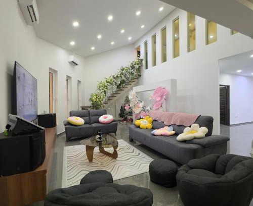 Taman Mount Austin Villa | Flower Villa Taman Mount Austin For 16 pax