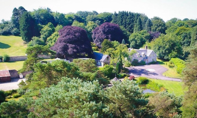 Culmhead House | For 24 guests. Outdoor heated pool, hot-tub, large games room and 2 lakes.