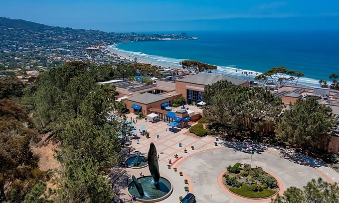 Sorrento Valley House | For The Whole Family! Two Pet-friendly Suites with Kitchens and Free Breakfast!
