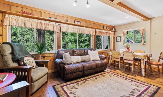 Sugar Pine Cabin | Forest Retreat|Fireplace| 7mi Yosemite King Beds