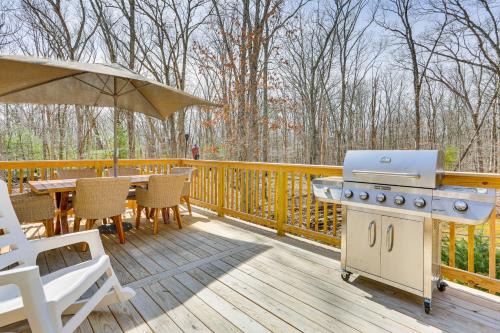 East Stroudsburg House | Forest-View Deck and Fire Pit Poconos Escape!