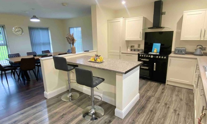 Coleraine Apartment | Forest View House Hot Tub Sleeps 9