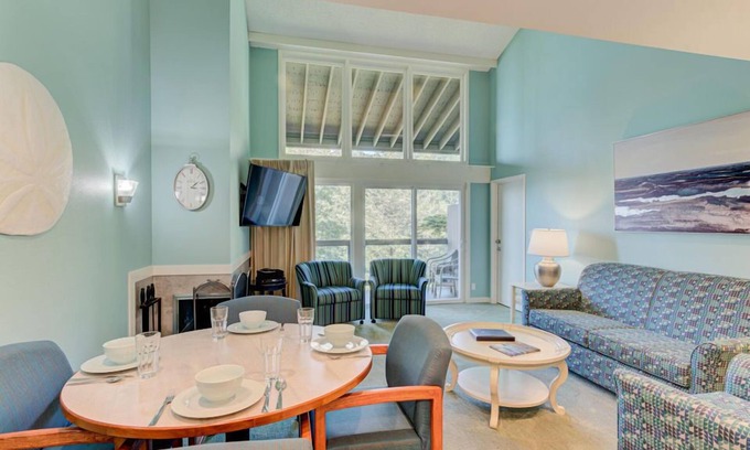 Otter Rock Apartment | Forest-View Loft w/Full Kitchen | Sleeps 4