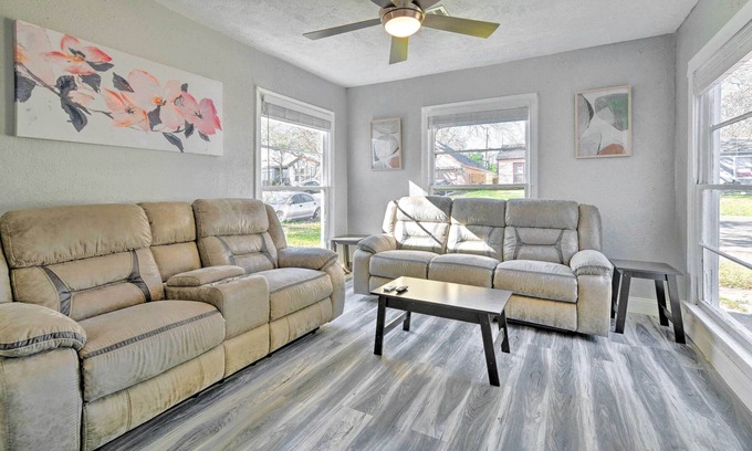 Fort Worth House | Fort Worth Home w/ Yard, 6 Mi to Downtown!