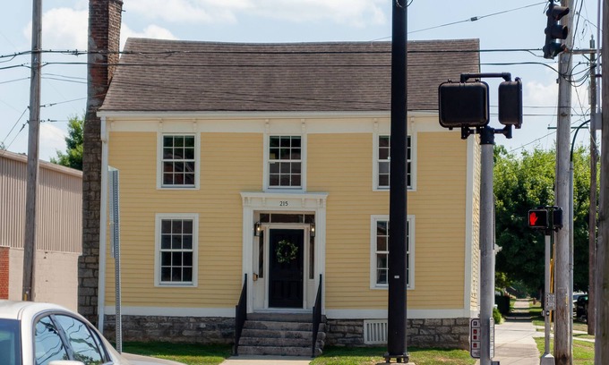 Bardstown House | Foster & 5th/3 BDRM Downtown Historical Colonial