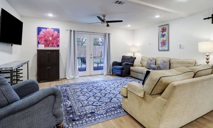 South Main House | Four BDRM Home - BLKS From NRG W/Hot tub