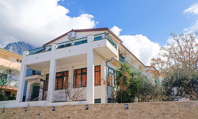 Promajna Apartment | Four-bedroom apartment near beach Promajna, Makarska (A-23184-c)