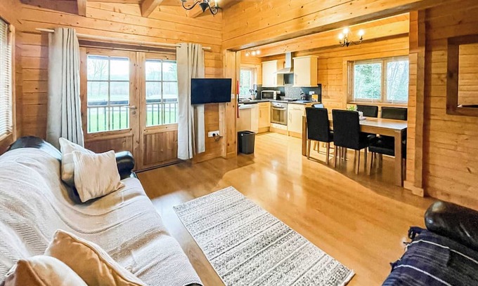 Broadwindsor Ski Chalet | Four berth lodge with one master double and one twin each with wardrobe.
