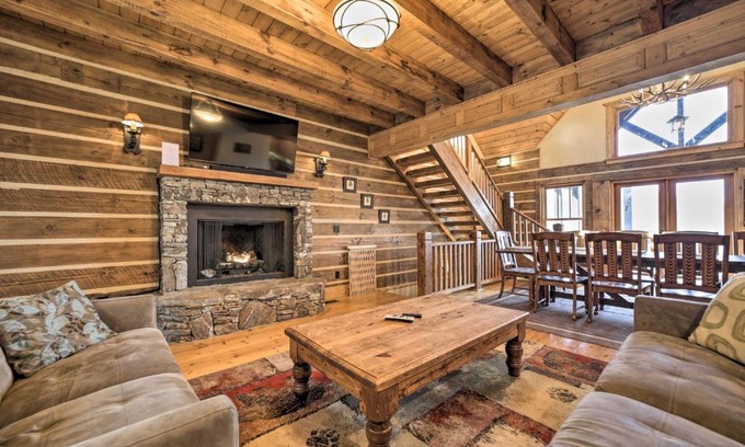 Franklin House | Franklin Cabin with Hot Tub and Pool Table!