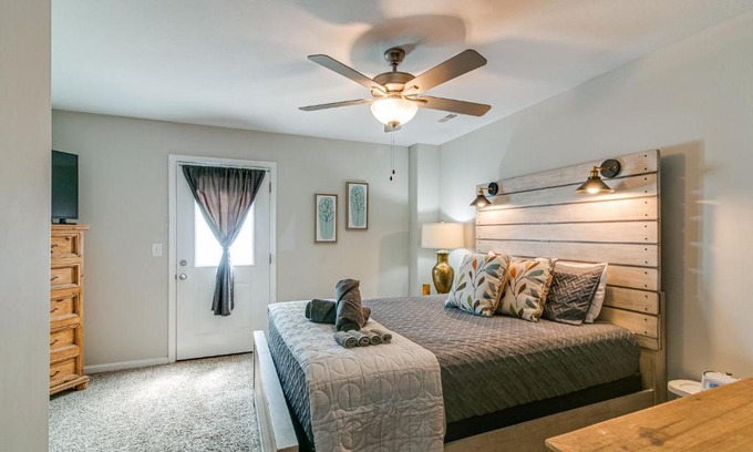 Clarksville House | Franklin Haven by Johnathan (1010 Franklin, #B)