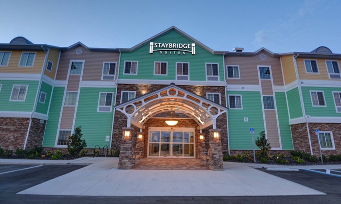 Lakeland Apartment | Free Breakfast. Outdoor Pool. King Studio Only 15 Min to Downtown!