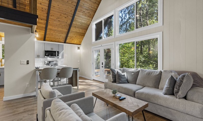 Belfair Cabin | FREE Hot Tub Use + LV 2 EV Charging! Cozy Cabin - 5 min from Belfair State Park