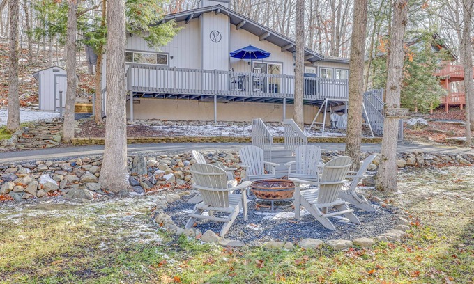 Bushkill House | Free Outdoor Pool & Lake Access & More!