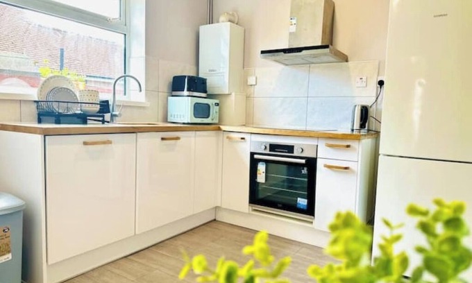 London Borough of Bexley Apartment | Free parking By Bexleyheath Stn | 30Mins to center