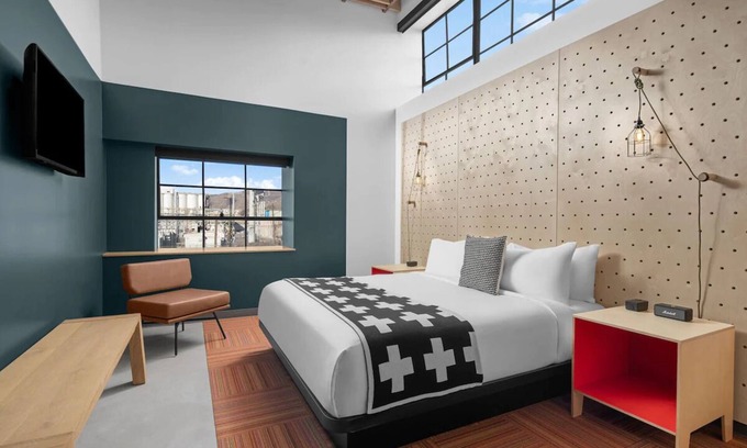 People's Freeway Hotel | Free Parking & Dog-friendly, Boulder Room at evo Hotel
