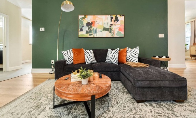 Point Breeze North House | FREE Parking+Games+BBQ+Netflix Near Bakery Square