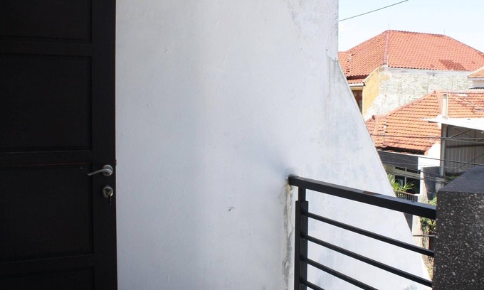 Surabaya House | Free Parking, WIFI, Netflix, Spacious Downtown 0.9km to Tunjungan Plaza - ROOM 1