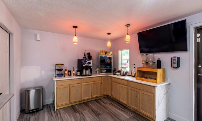 Freer Hotel | Freer Executive Inn and Studios