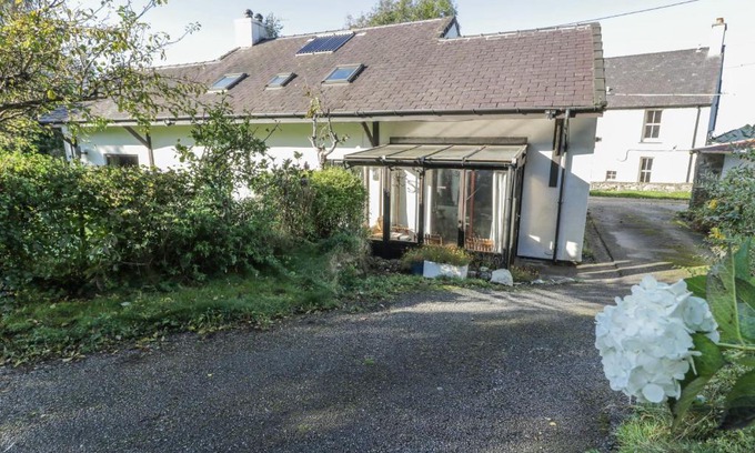 Brynrefail House | Fron Goed