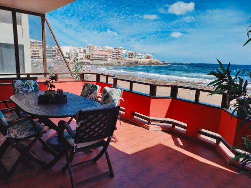 Melenara Apartment | Front line beach with fantastic terrace.
