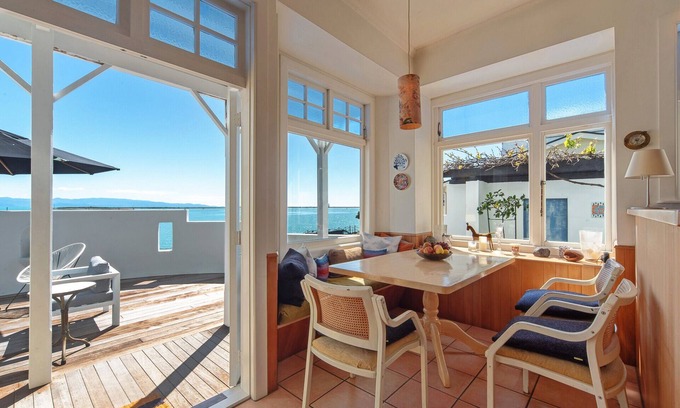 Nelson House | Front row seats to Nelson's spectacular waterfront 'show'!