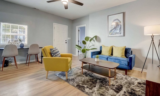 Schnitzelburg House | Frontdesk | 2 BR House near Cardinal Stadium