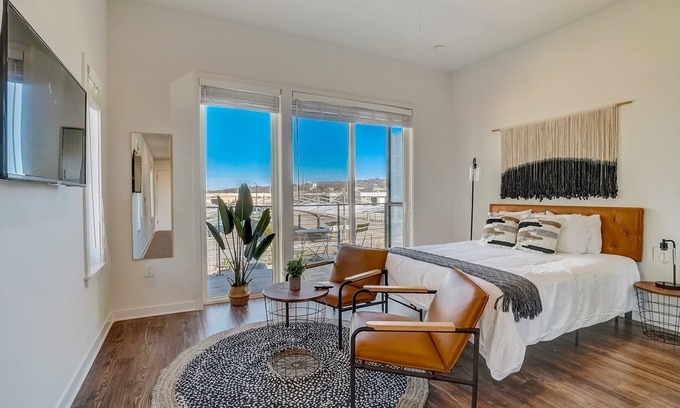 Avondale Apartment | FRONTDESK Downtown Birmingham Apartments in Lakeview District