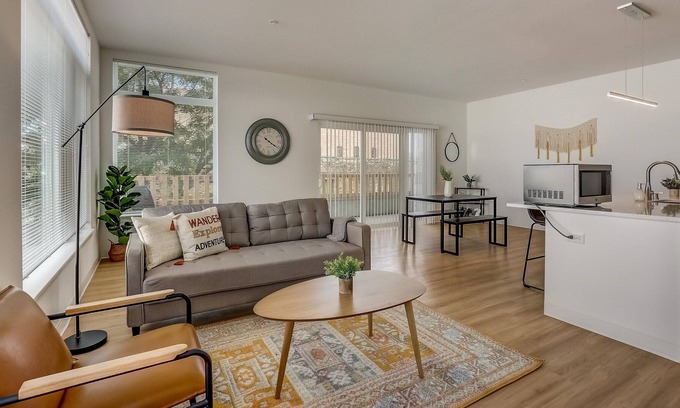 Milwaukee Apartment | FRONTDESK Element Apts Walker's Point Milwaukee