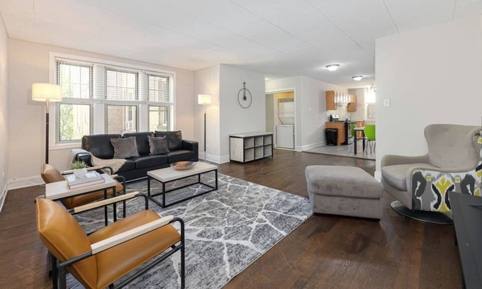 Kenwood Apartment | Frontdesk | Spacious 3 BR Apt near Jackson Park