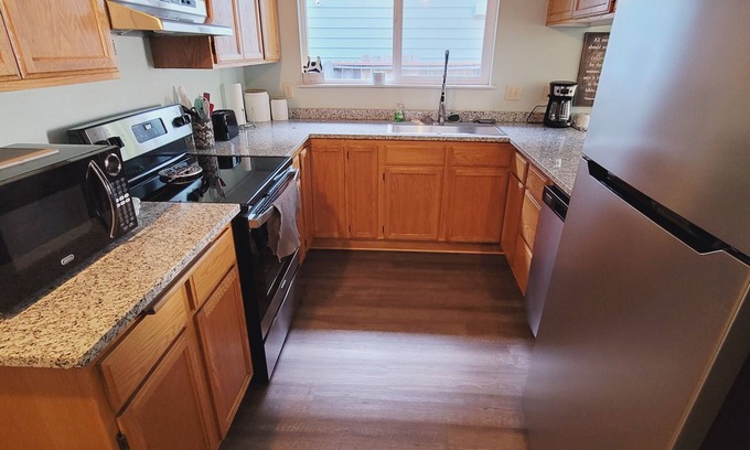 Grants Pass House | Full House: Fenced Backyard, Wi-Fi, Dogs Allowed!