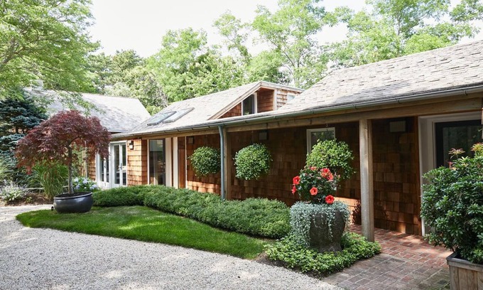 Beach Hampton House | Full-Service Beach House Set in Amagansett Dunes