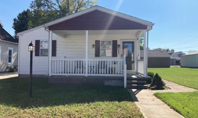 Chillicothe House | Fully Furnished 3 bedroom 2 bath home home with upscale finishes