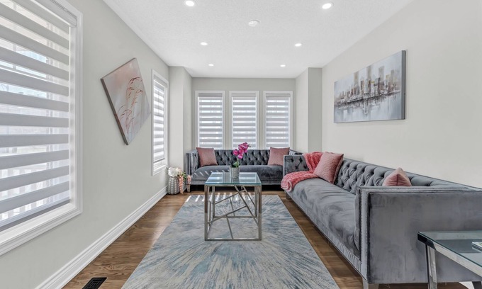 Halton Regional Municipality House | Fully Renovated 3BR β¨ Cozy Stay ~ New Furniture ~ Private backyard ~ Milton π‘