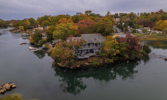 Branford Cabin | Fun 3-Bed Fishing/Game lodge. nTranquil River leads to LIS, WiFi, in East Haven.
