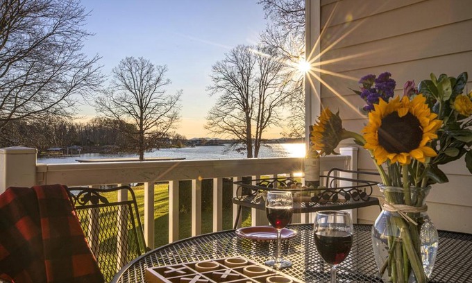 Huddleston Hotel | Fun at the Lake