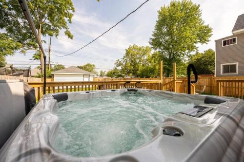 Near Eastside House | Fun for Everyone w Hot Tub BBQ Patio