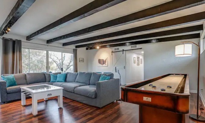 Jefferson House | Fun, Games, Music & Grilling Near Downtown & Woodlawn Lake!