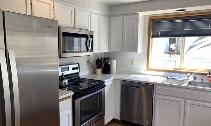 Sunland Estates House | Fun in the Sun! Columbia River, wineries, Gorge concerts - sleeps up to 8