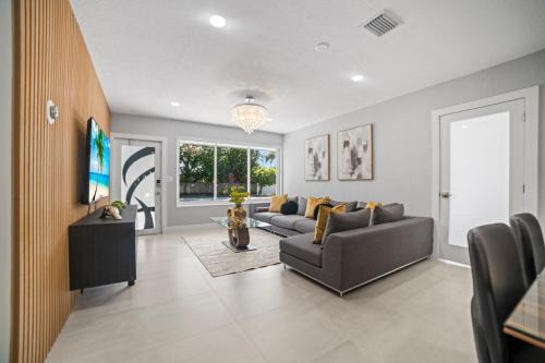 Hialeah House | Fun Oasis Getaway Pool, BBQ, Games and More L77