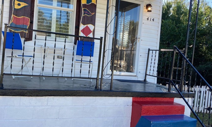South Pensacola Cottage | Fun Quirky Cottage for 1 or 2-short drive to the beach
