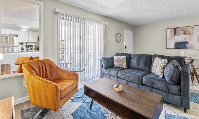 South Lamar Apartment | Fun Sola 1BR King Suite Close to DT w Pool