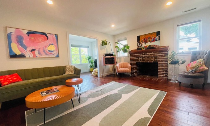 Arlington House | Funky and cozy home ! A little bit of everything for everyone.