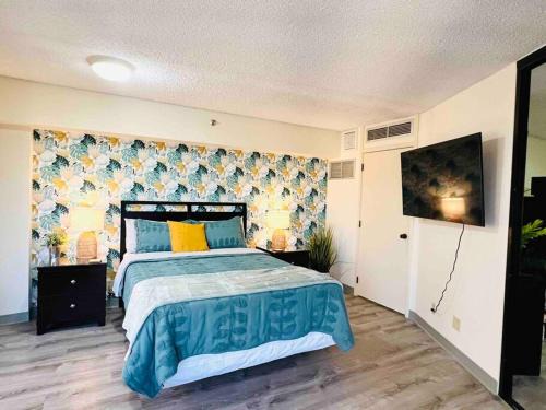 Downtown Honolulu Apartment | Funky Bright Downtown Condo