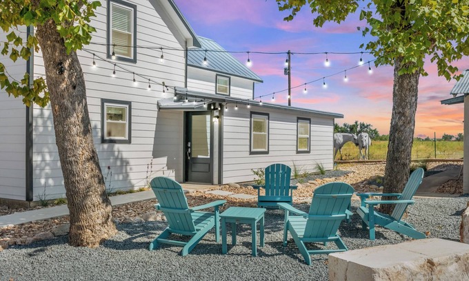 Fredericksburg House | G&B Haus | 4/2.5 | Grill, Fire-Pit, Full Kitchen