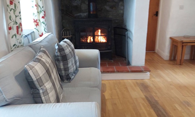 Cylch-Y-Garn House | Gadlys Farmhouse Church Bay Anglesey sleeps 6 Sea Views