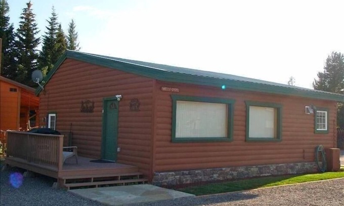 West Yellowstone Cabin | Gallatin Cabin, Sleeps 1 - 6, 5 Blocks from West Entrance to Yellowstone