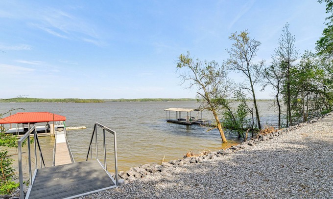 New Concord House | Game Room & Screened Porch: Kentucky Lake Retreat!