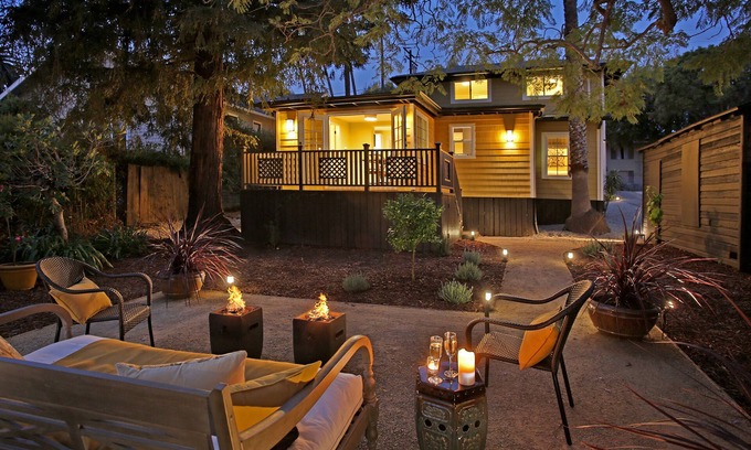 Upper East House | Garden Bungalow Gorgeous Large Backyard -Walk Everywhere - Downtown at the Parks